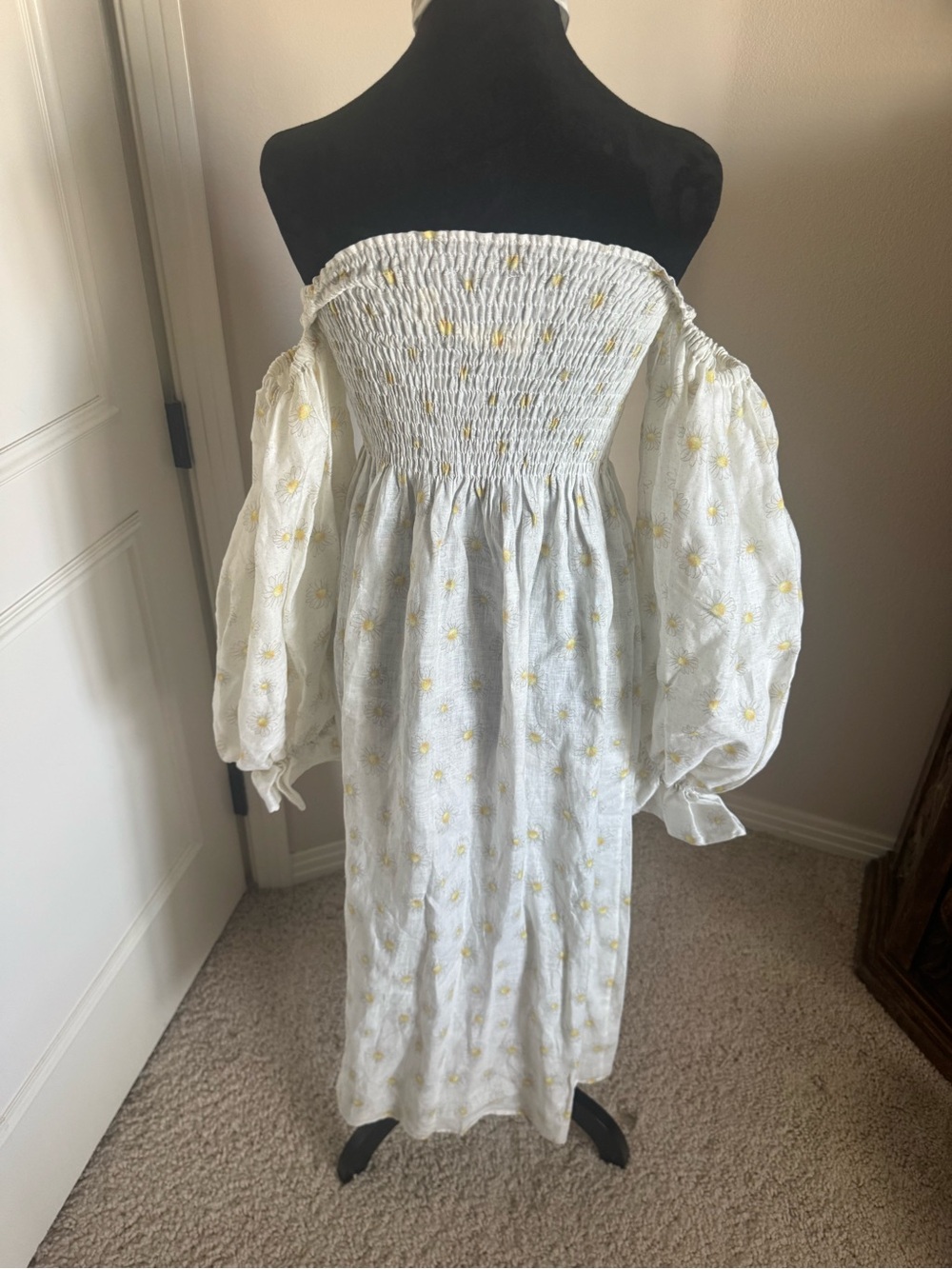 Sleeper Atlanta White Off-Shoulder Smocked Dress Daisy Print with Hair Tie L - Picture 5 of 5